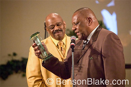 Ed Stephens presenting award to Al Hobbs